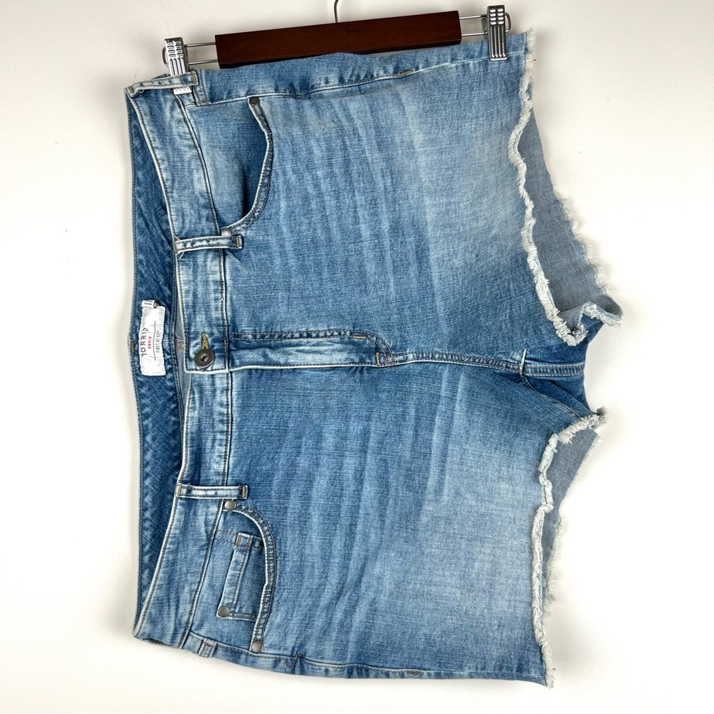 Torrid Denim Shorts Size 20 Fringe Seam Classic Summer Stretch Jeans Light 0256